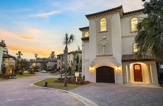 Hook, Wine & Sinker - Luxury Vacation Rental with Community Amenities & Pool