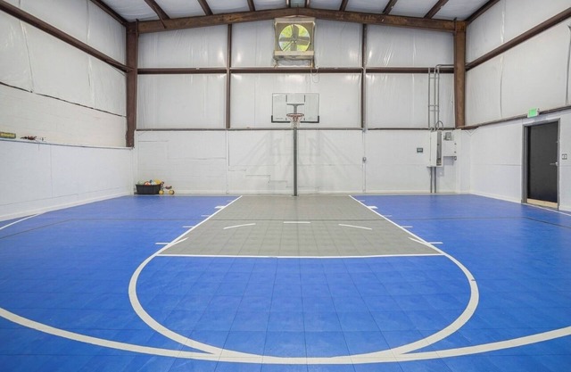 Hoops Haven 5-bedroom house in lovely McCalla