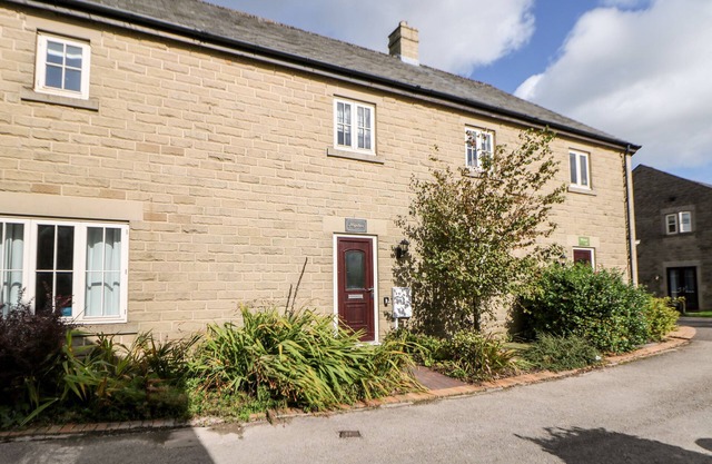 HOPTON, family friendly, character holiday cottage in Two Dales