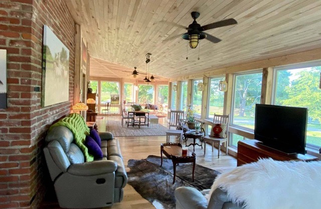 Horse Farm in Kentucky Bourbon Country! Book a Farm Tour and Horse Experience!