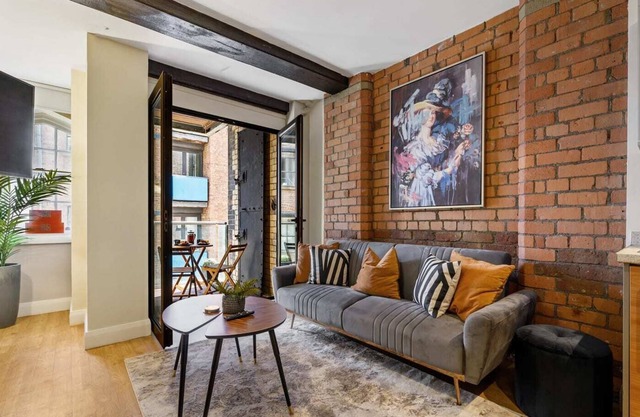 Host Apartments | Queen Square Apartment