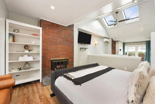 HostWise Stays - Great Balcony Views, Patio, Minutes to Stadiums