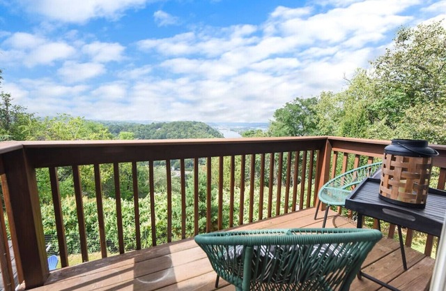 ★ HostWise Stays ★ Ohio River Valley Views in the City!