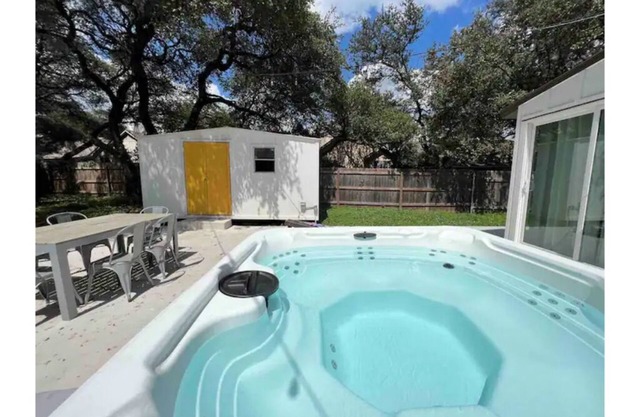 *hot tub Chic Domain 4 BR + foosball |2 homes