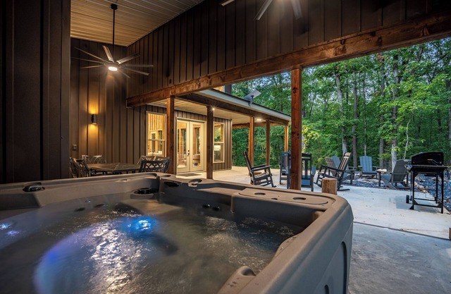 Hot Tub, Fire pit, Games, Crystals, Hiking & More-Lake Ouachita's Luxury Retreat