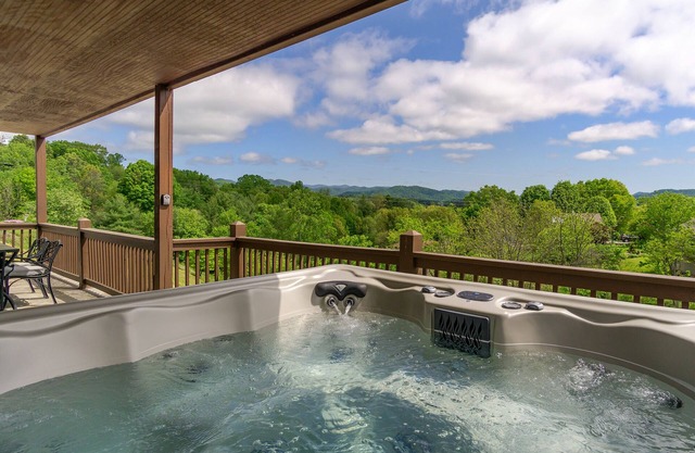 Hot Tub, Game Room ✯ 20 min to Downtown Asheville! One Mile to Mars Hill University!
