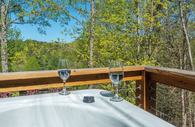 Hot Tub, Perfect Couples Getaway, Wifi, Scenic Mtn Vistas, Hiking