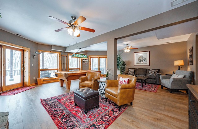 Hot Tub, Pool Table, Fire Pit & Lake Nearby