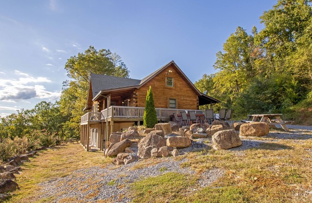 Hot Tub, Scenic Views, Pet Friendly!