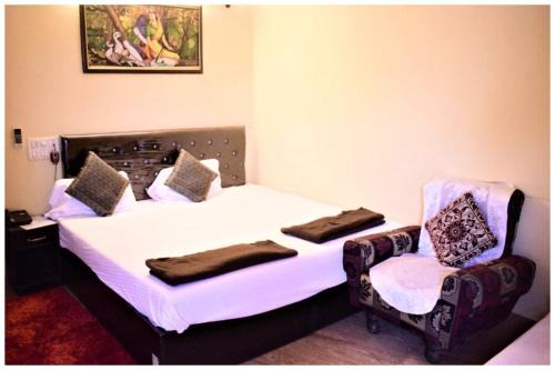 HOTEL DS STAY VARANASI ! - Near Kasi Vishwanath Temple And Ganga Ghat #Fully Air Conditioning #Free Wi-Fi #Parking #Room Service #Prime Location - Best Selling Premium Hotel in Varanasi