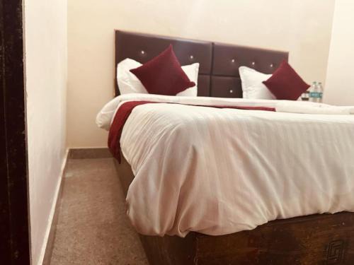Hotel Krishna Residency - Top Rated ! Most Awarded ! Lift ! Family Friendly ! Budget Friendly