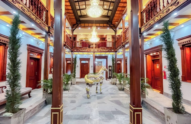Hotel & Rooftop King Experience by David
