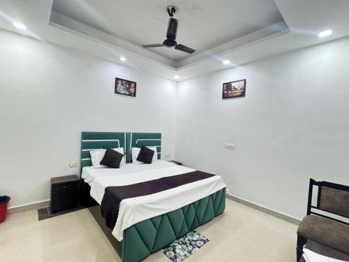 Hotel Warm Welcome - Noida Sector 20