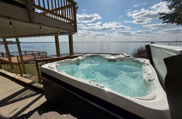 Bar+GameArea|Hottub|Kayak|Paddlebrds|Sleeps12+