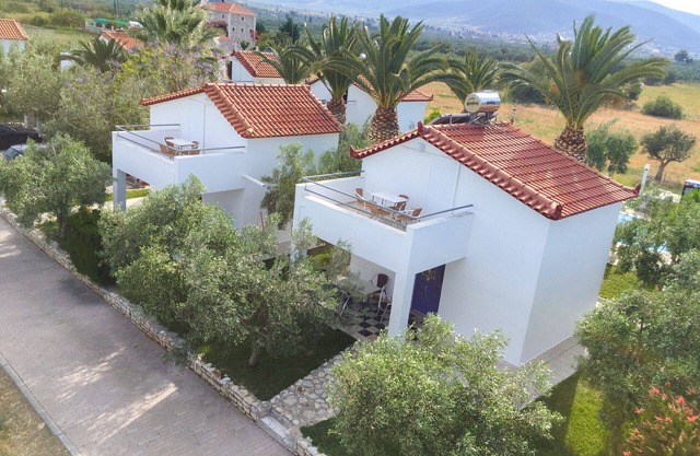 Casa independiente independiente en un complejo de 8 unidades con piscina