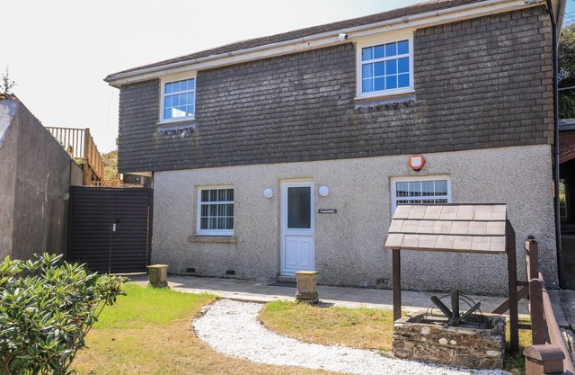 HOUGOUMONT COTTAGE, pet friendly, with a garden in Millbrook