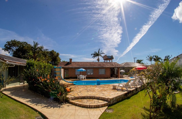 CASA 10 SUITES / AR GRUPOS Y FAMILIA Y EXCURSIONES Penha -Beto Carrero, 50 personas