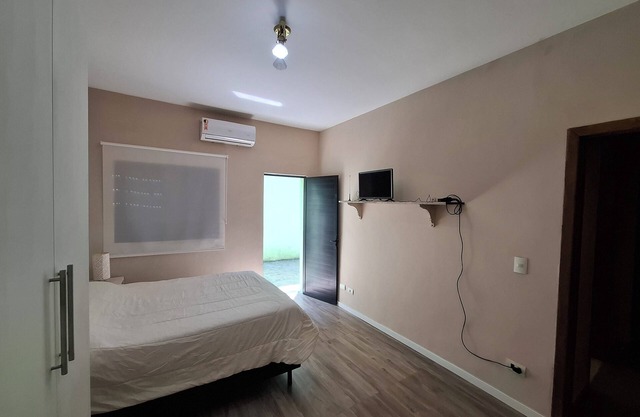 House, 3 bedrooms with double beds, suite, air conditioning, swimming pool, 2 garages