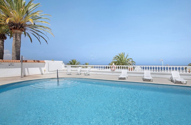 'House Experience Villa Violeta' con vistas al mar, piscina compartida y Wi-Fi
