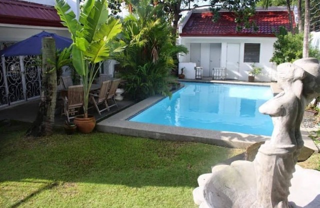 House in BF Homes Int. w/ Pool and Jacuzzi