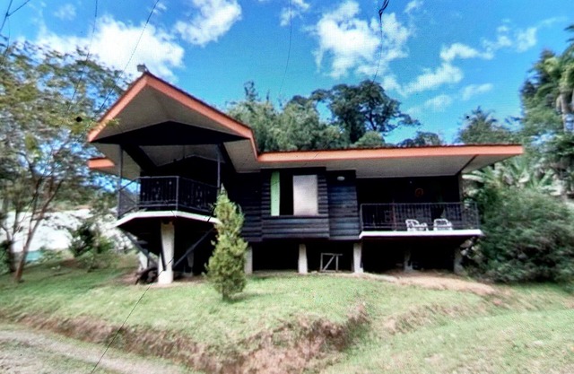 Casa en el campo cerca de ríos y montañas