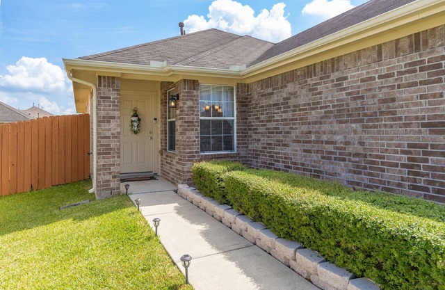 House Near IAH Airport - 3BD, 2Bath w/Parking