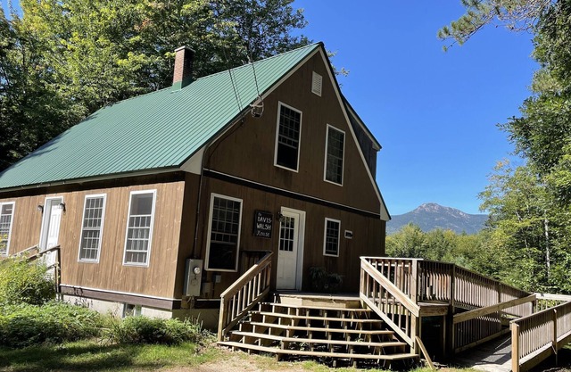 House near Mt Chocorua w/ wood-fired masonry heater & trails to Whitton Pond