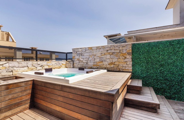 House w/ Gourmet Area, Just 10min From the sea OSH