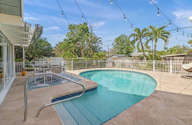 House w/heated pool in Naples 5 min to beach