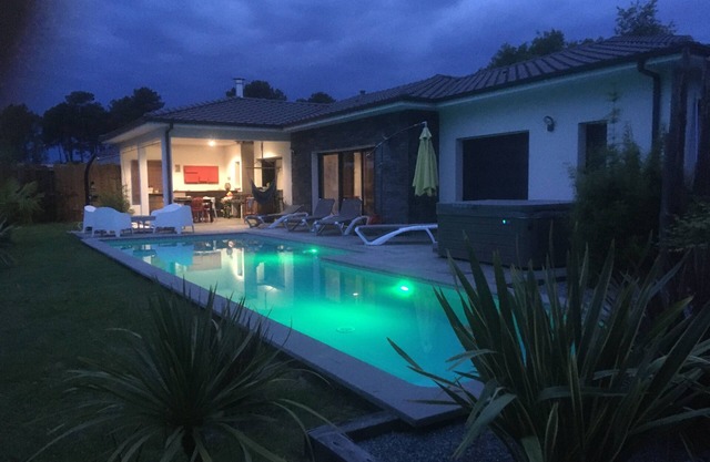 Casa con piscina y spa.