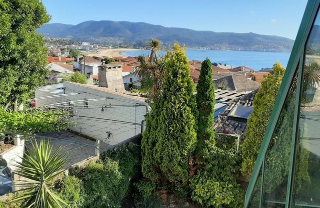 Casa con jardín a 200 metros de la playa de panjon en el centro del pueblo, con unas preciosas vistas al mar, recién reformada tanto interior como exteriormente en en mes de junio.