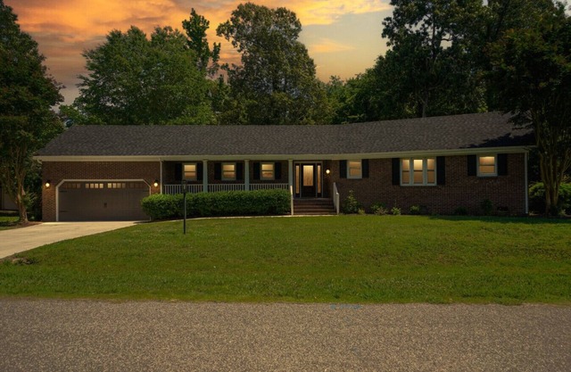 House with Hot tub, close to Marina, in a Golf Course Community