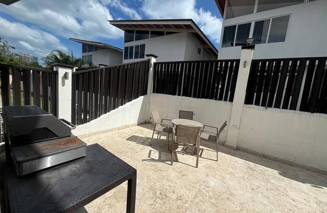 Casa con piscina en Coronado a 5 minutos club de playa a orilla de la playa.