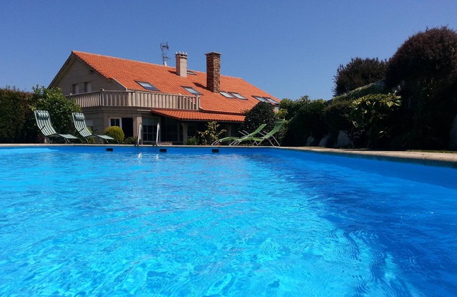 Casa con piscina en Razo.