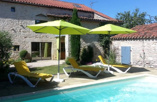 HOUSE WITH ITS PRIVATE, HEATED SWIMMING POOL, WIFI, BETWEEN CAHORS AND ST C. LAPOPIE.