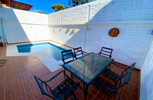 Casa con alberca privada a 5 minutos de la playa y malecon.