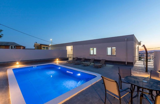 House with private pool M&M