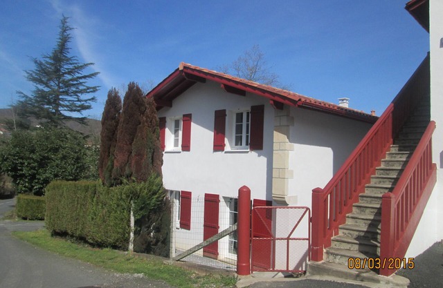casa con pequeño jardín sare bourg, cerca de san jean de luz, país vasco