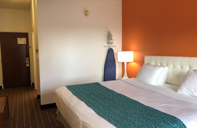 Howard Johnson by Wyndham Airport