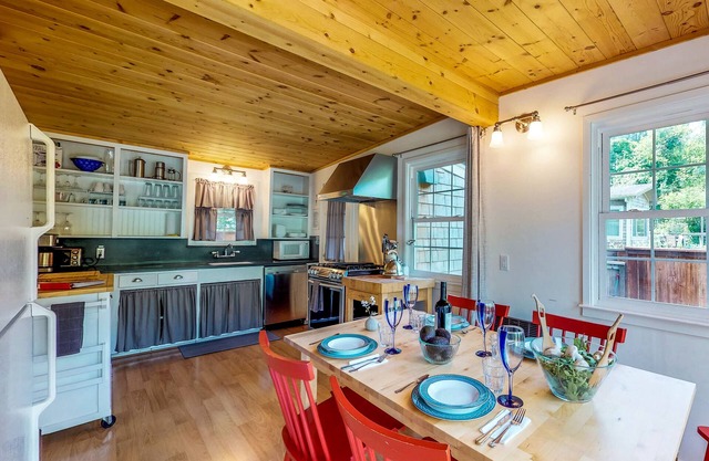 Esta casa es tranquila en el río y recientemente remodelada.