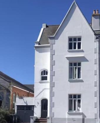 Huge 5 bed Grade II listed home in heart of town