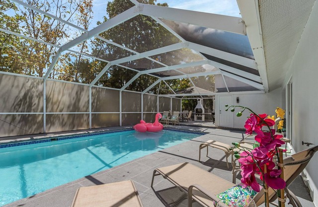 Huge 5BR Heated Pool, BBQ, 3 Suites Nr Beaches,Pets OK