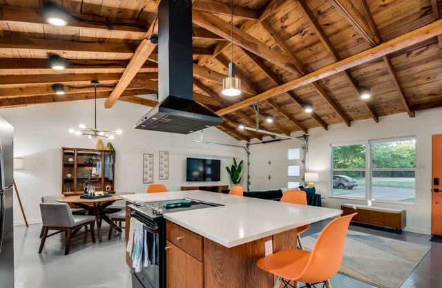 Huge Backyard, with 6 Person Hot Tub & Firepit, close to Downtown Fort Worth!