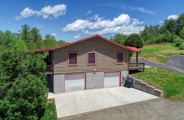 Huge Cabin Apartment, over 1250 SF, Mountain views! 2 car garage, All 1 level!