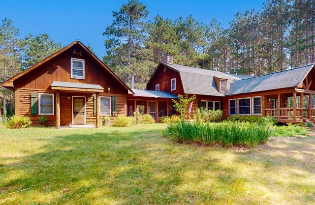 Spacious estate with a large outdoor spaces, WiFi, & two kitchens - dog-friendly