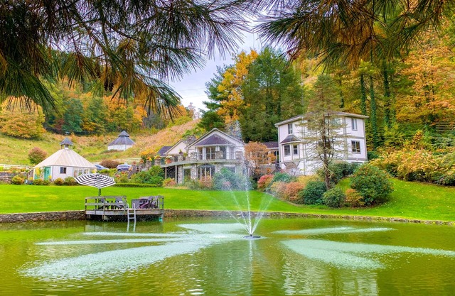 Huge Estate w/ 2 homes, fishing pond, private day spa, hot tub, & pizza oven