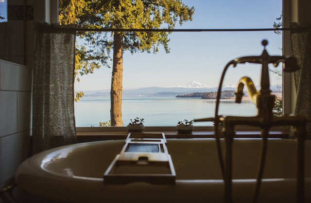 HUGE House-Ocean Views-Hot tub!-pet friendly