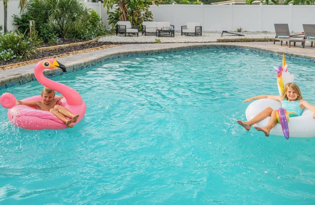 Huge Luxurious Pool House: Fully Renovated Fire Pit, Pool, near AMI & IMG