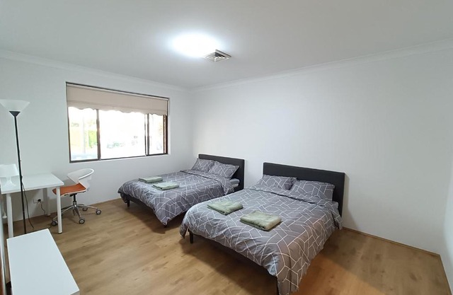Huge Studio Room in Spacious Merrylands House M1