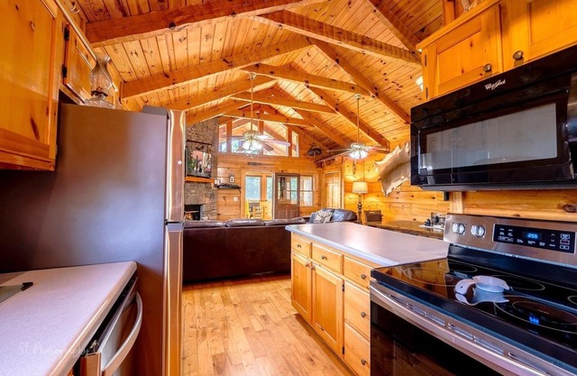 Hunter Jack's - 2 Br cabin by RedAwning
